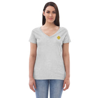 Quatrefoil Embroidered V-neck T-shirt